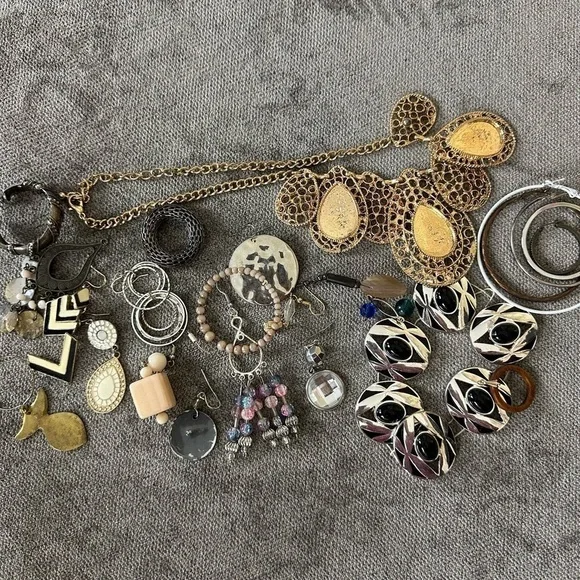 JEWELRY Lot - Picture 1 of 4